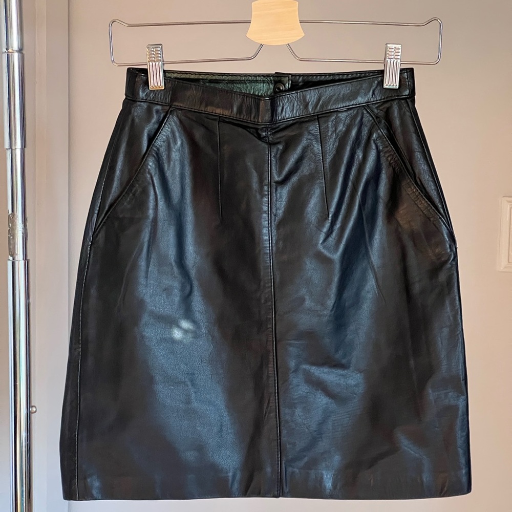 Elegant Black Leather Mini Skirt with Pockets